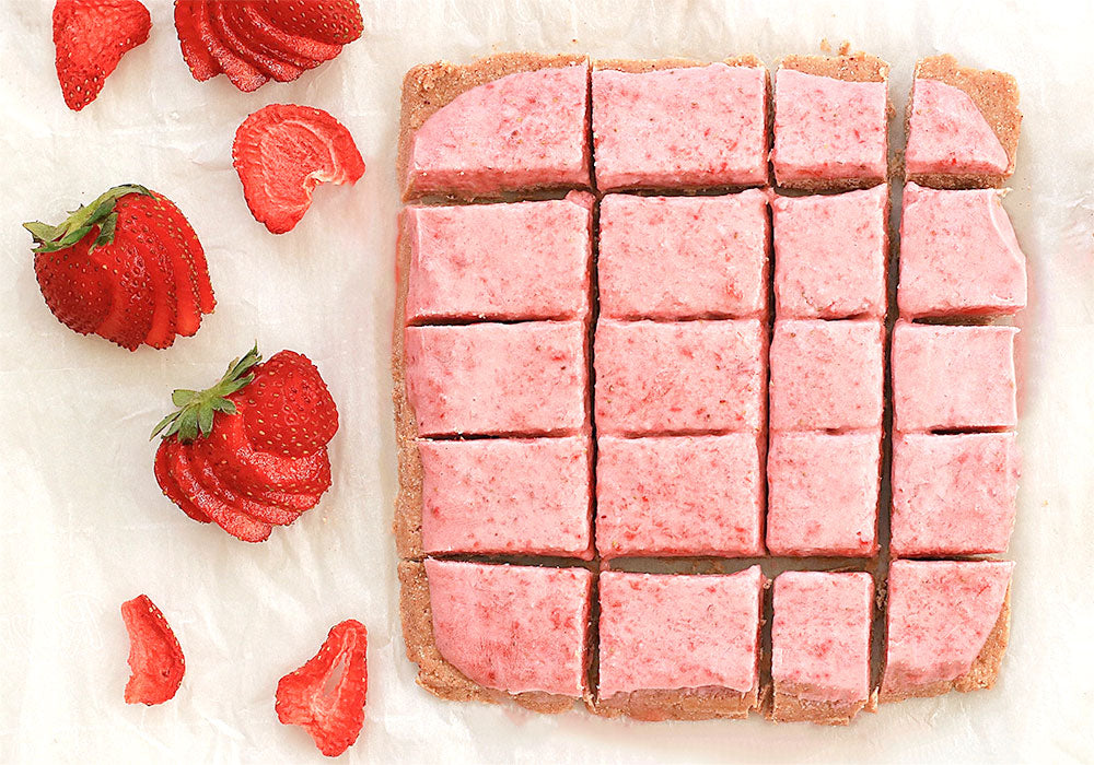 Strawberry Shortcake Freezer Bars with strawberry slices